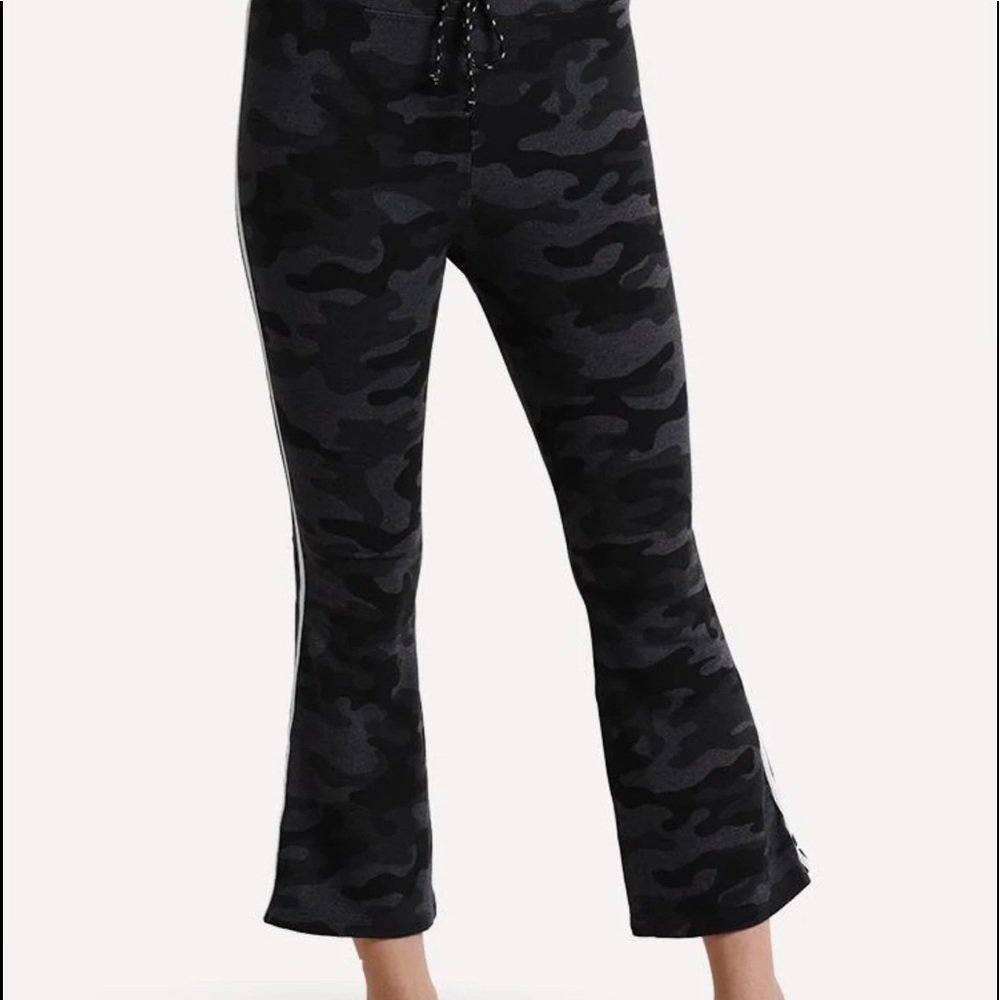Sundry flare camo leggings